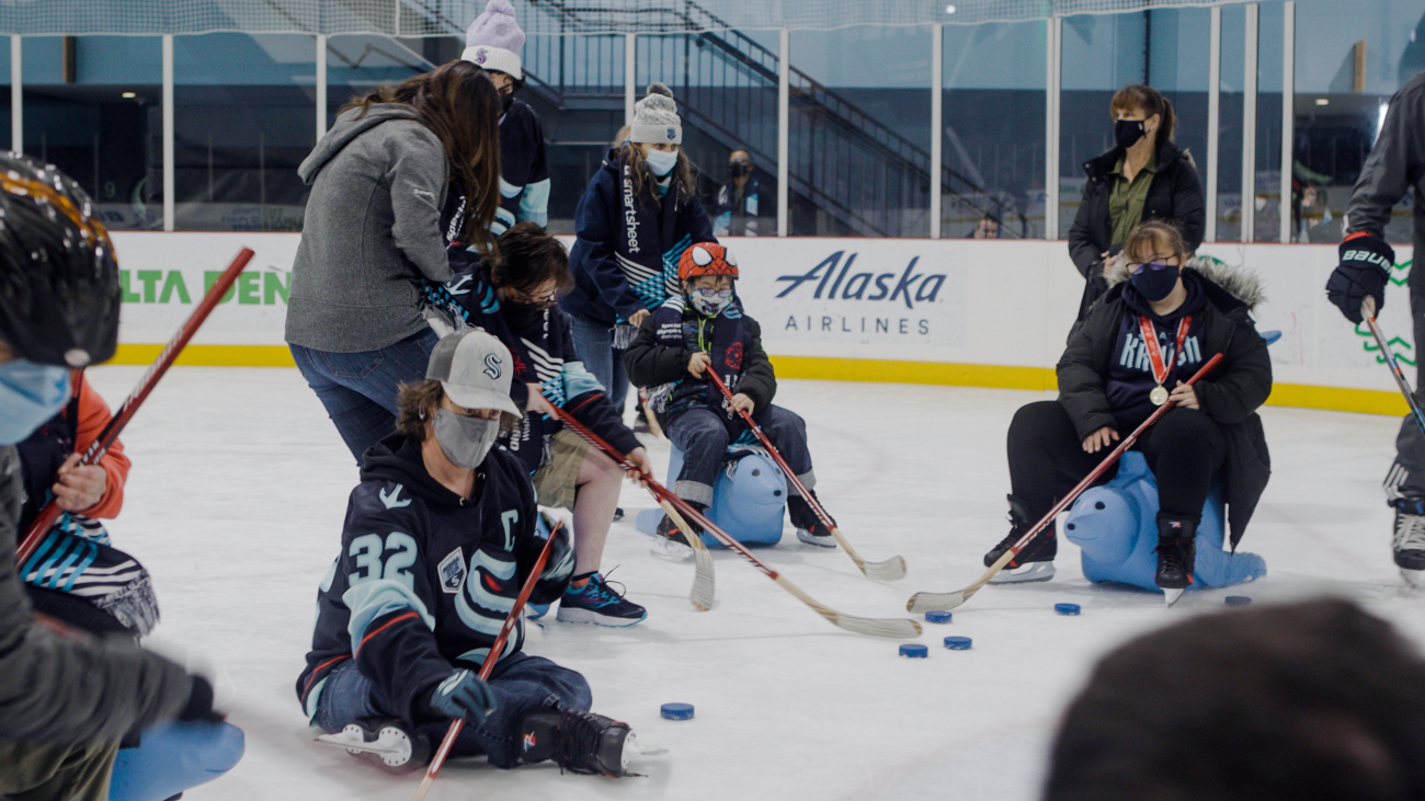 Athleten der Special Olympics, Smartsheet und das Team der Seattle Kraken demonstrieren gemeinsam für Inklusion im Sport